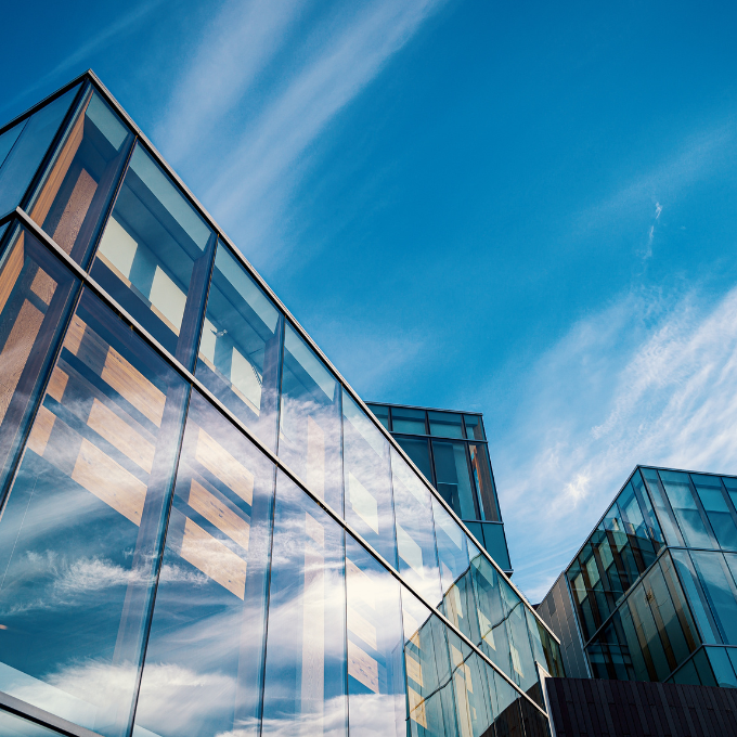 Edificio aziendale moderno con facciata in vetro che rappresenta innovazione e servizi digitali