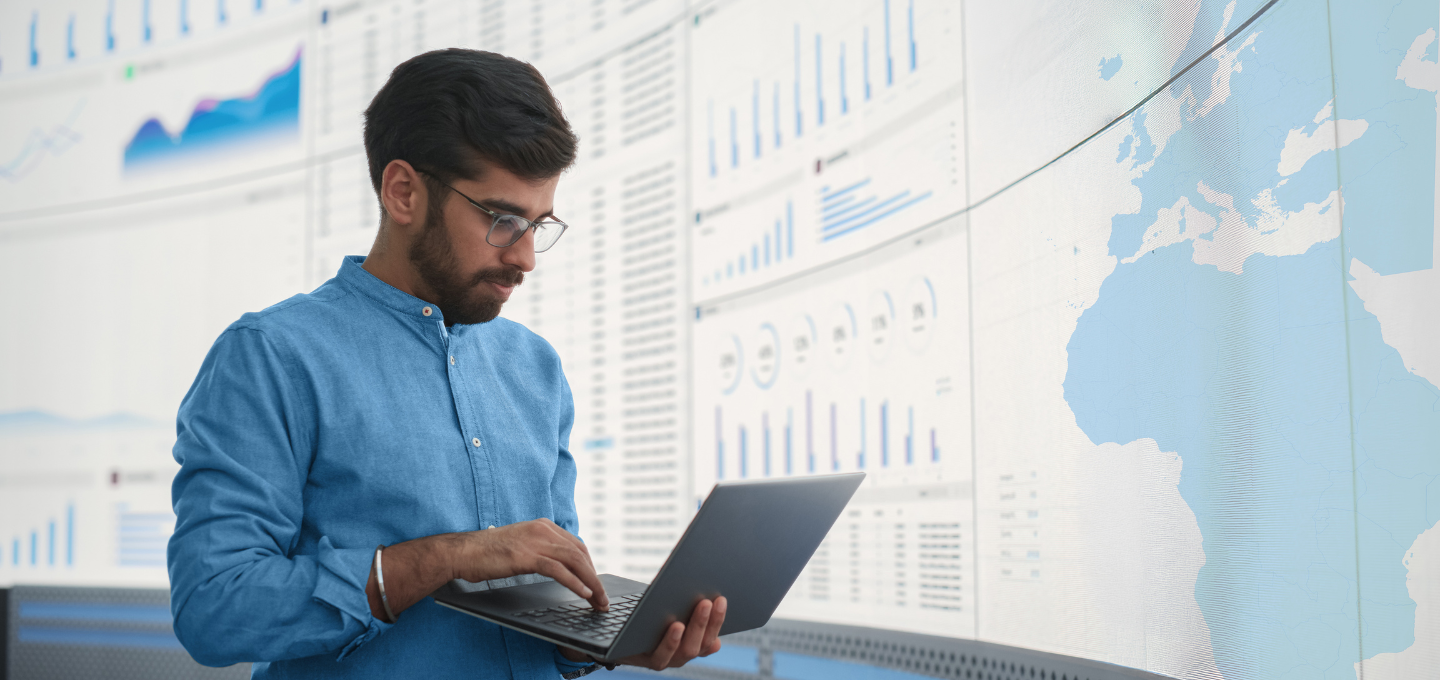 Professionista che analizza dati aziendali su dashboard digitali.