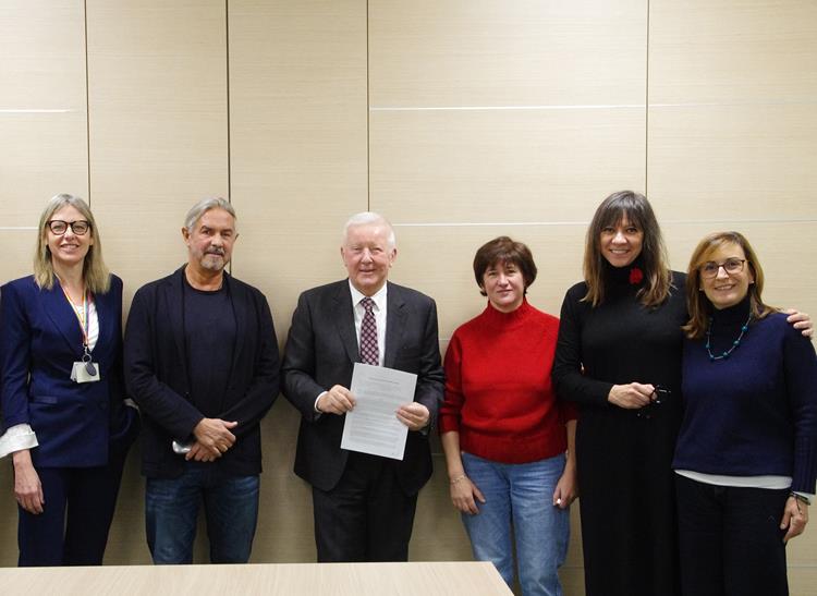 Un gruppo di persone in piedi in una stanza