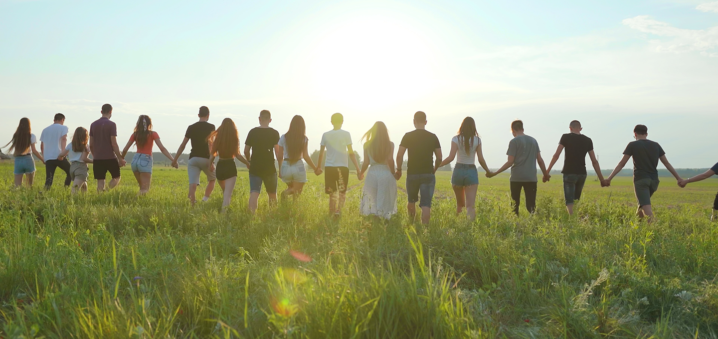 Un gruppo di persone in piedi nel campo
